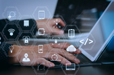 軟件開發者的編碼工作與強化的現實儀表板計算機圖標有關這些包括機敏的系統開發代碼叉和網絡安全反應的版本商人手與筆記本電腦一起工作